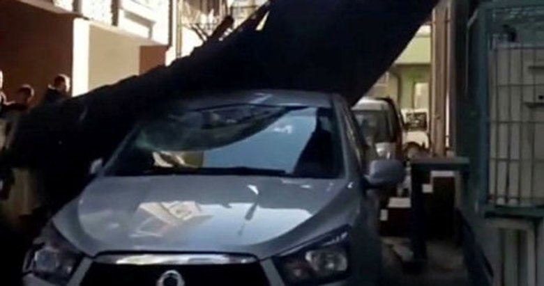 İzmir’de fırtınada çatı otomobilin üzerine düştü