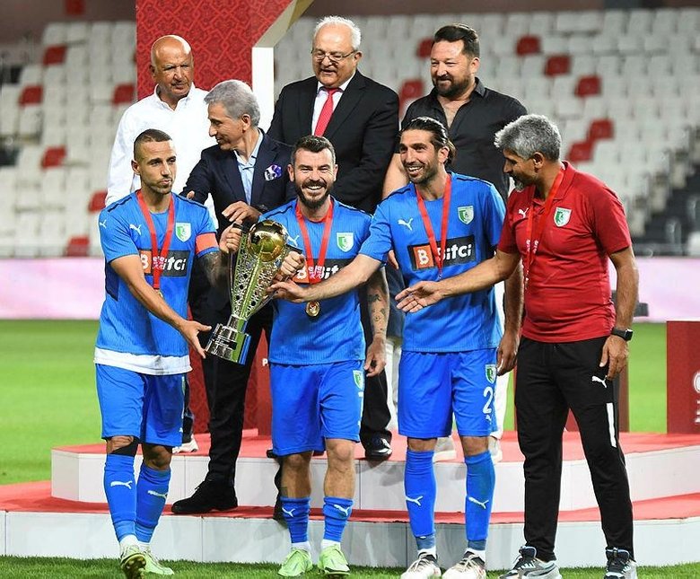 Bodrumspor taraftarı geceyi aydınlattı