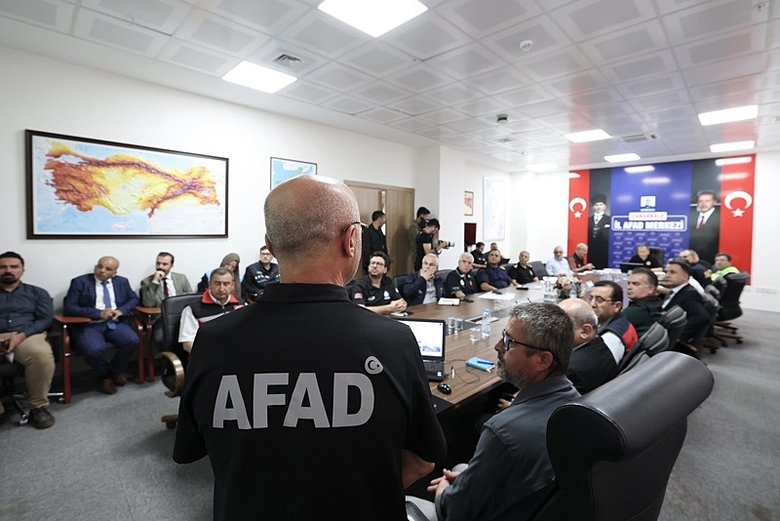 İçişleri Bakanı Ali Yerlikaya Çanakkale AFAD İl Müdürlüğü’nde