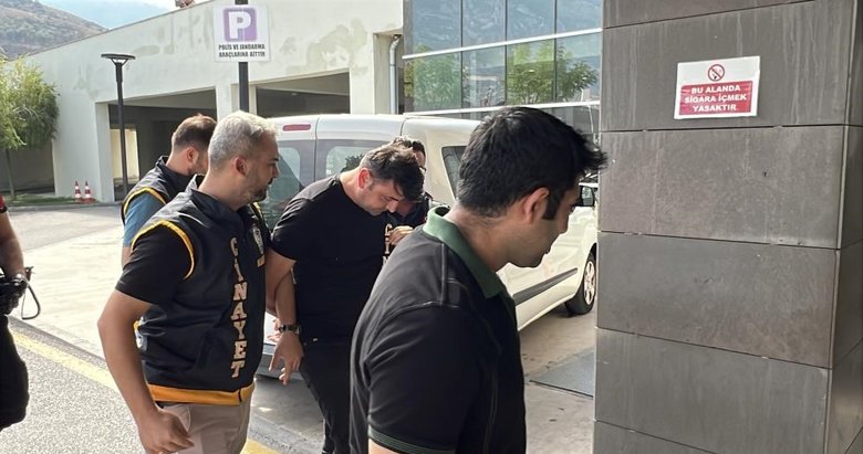 Eşini elleriyle boğarak öldürdü