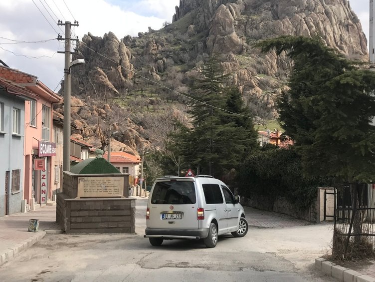 Afyonkarahisar’da yol ortasındaki mezar görenleri şaşırtıyor