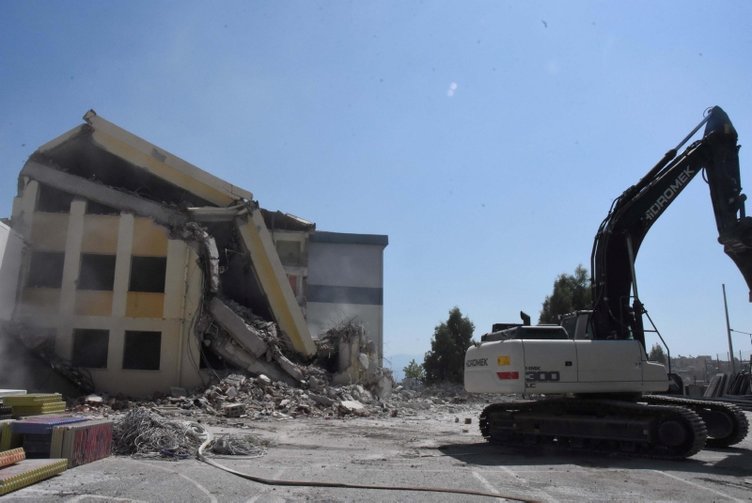 Balçova’da depreme dayanıksız lise yıkıldı