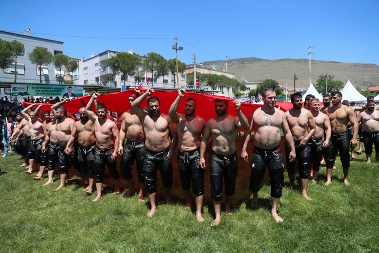 Ege’nin Kırkpınar’ı Helvacı’da pehlivanlar er meydanına indi