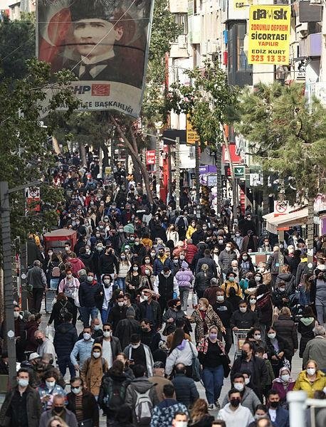 Kısıtlamasız ilk cumartesi! İzmir kendini sokağa attı