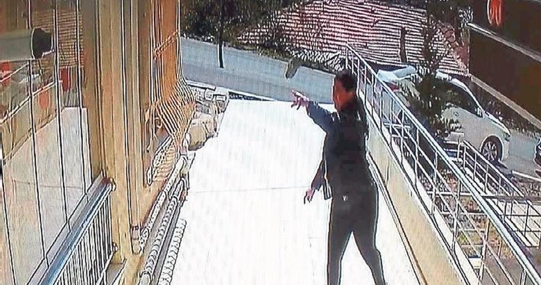 Eski sevgilisinin evini taşladı annesini bıçakladı - Yaşam Haberleri