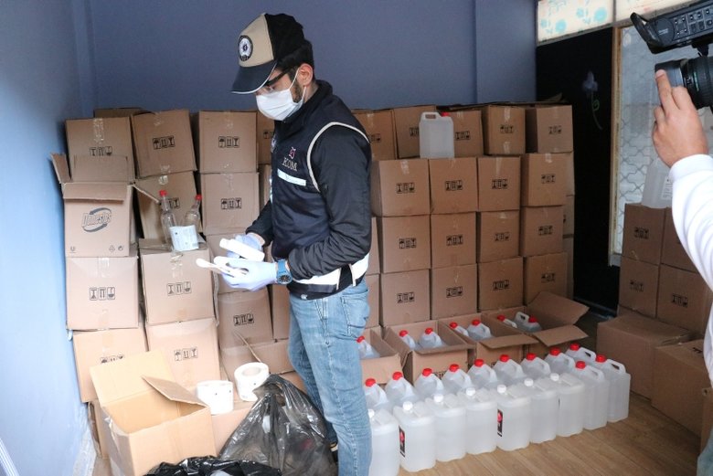 İzmir’de yaklaşık 8 ton kaçak etil alkol ele geçirildi
