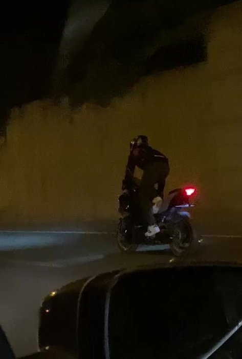 Akan trafikte akrobasi! Trafik magandası sürücülere kabusu yaşattı!