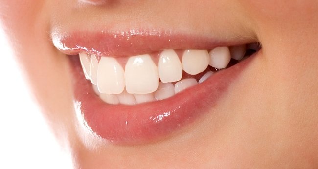 Bu yöntemle siz de bembeyaz dişlere sahip olabilirsiniz! İşte doğal yöntemlerle diş beyazlatma
