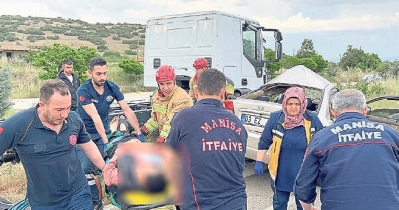 TIR’ın altında kalan otomobil metrelerce sürüklendi