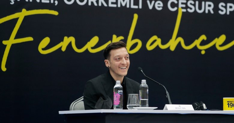 Fenerbahçe’nin yeni transferi Mesut Özil imzayı attı! Törene damga vuran anlar