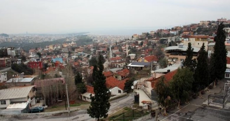 Karabağlar’da icradan satılık tek katı avlulu ev