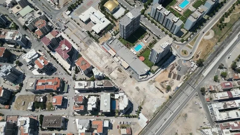 izmirde-ust-gecit-tepkisi-kaynaklari-ve-vaktini-heba-ediyorlar-1784709804443.jpeg