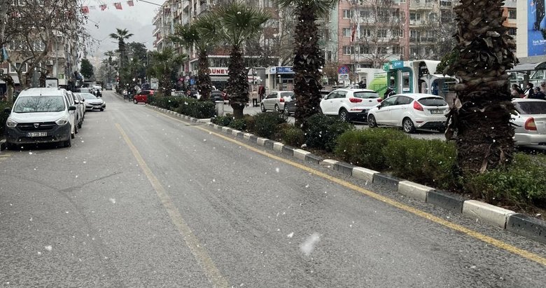Manisa’da yıllar sonra kar yağdı