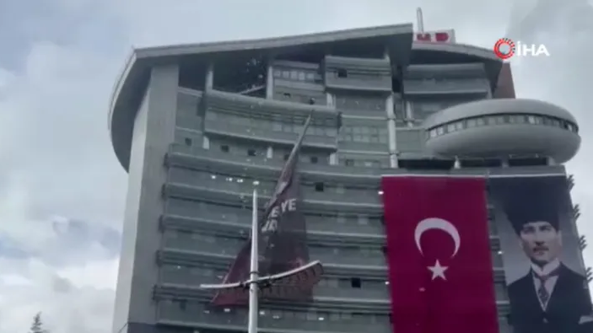 SON DAKİKA!: Özgür Özel'in afişi parti binasından indirildi