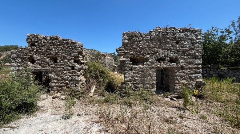 Marmaris’te tarihe ihanet! Tekneleri tarihi kiliseye bağladılar