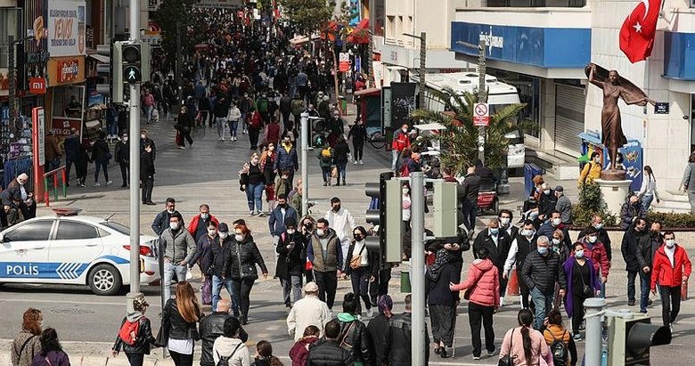 Kısıtlamasız ilk cumartesi! İzmir kendini sokağa attı