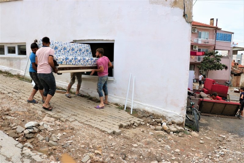 Sel suları Manisa’da mahalleyi yıktı geçti
