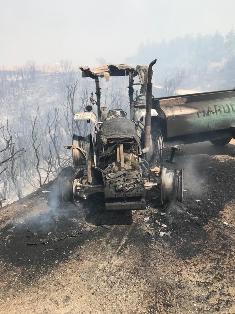 Söndürme çalışmalarına giden traktör kül oldu