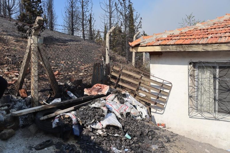 İzmir’deki yangında evleri küle döndü; gözyaşlarını tutamadı