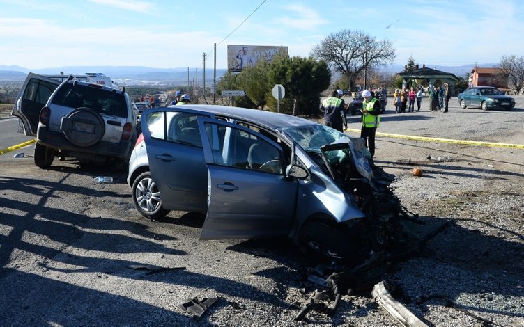 Uşak- İzmir yolunda otomobil ciple çarpıştı: 4 ölü