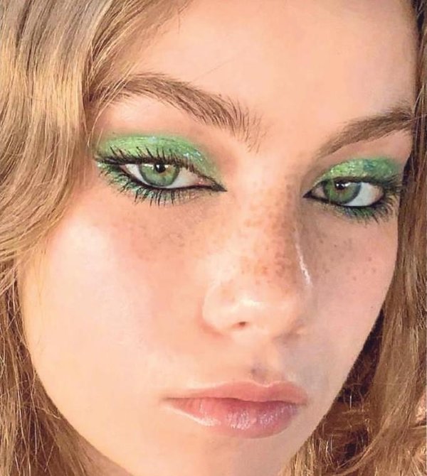 Renklerin dansı yüzünüzde! Canlı bir yaz makyajı için tüyolar...