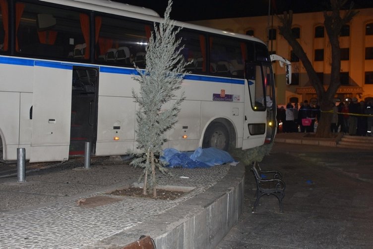 İzmir’de servis otobüsü yayaların arasına daldı