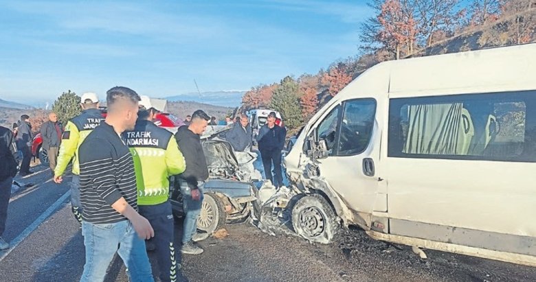 Buzlanma nedeniyle işçileri taşıyan minibüs devrildi