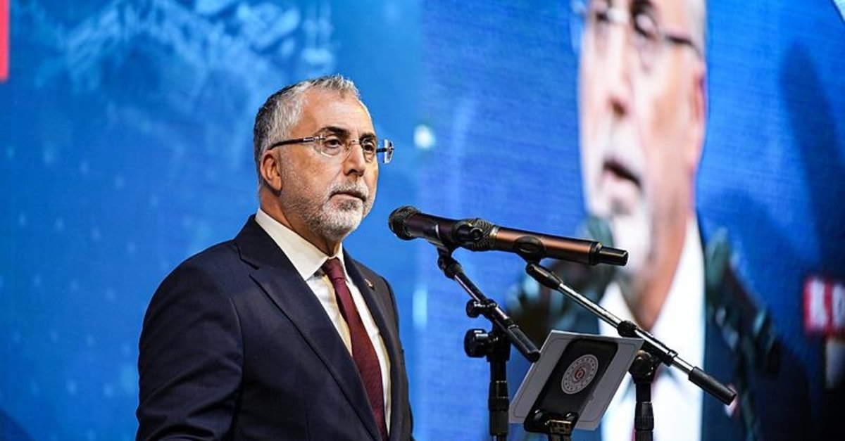 Bakan Vedat Işıkhan'dan CHP'ye eleştiri: İzmir'in dağlarında çiçekler değil, çöp yığınları büyüyor