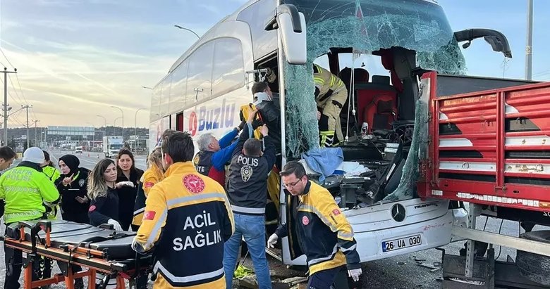 Kütahya’da feci kaza! Otobüs tıra çaptı: Çok sayıda yaralı var