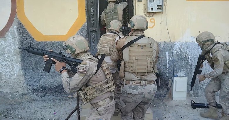 İzmir’deki DEAŞ operasyonunda 20 şüpheli tutuklandı
