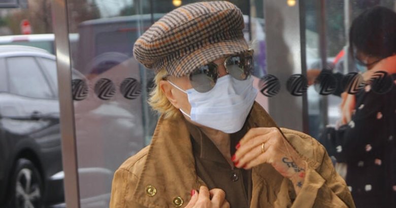 Semiramis Pekkan tek geziyor