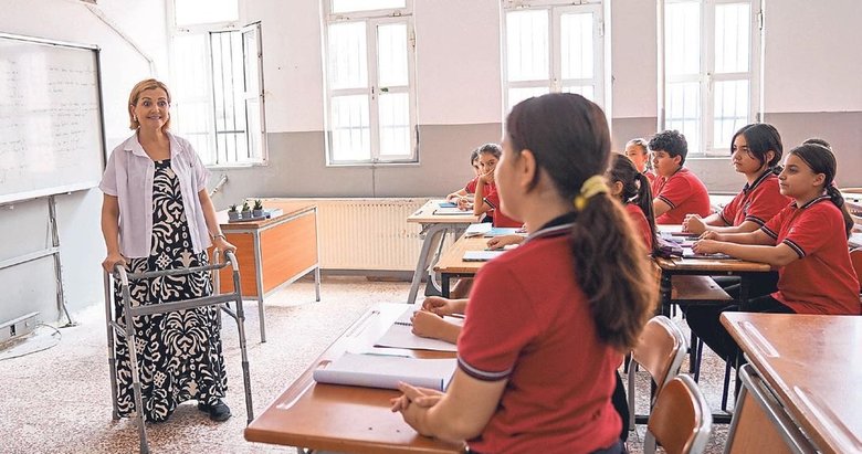 Depremzede öğretmen öğrencilerine kavuştu