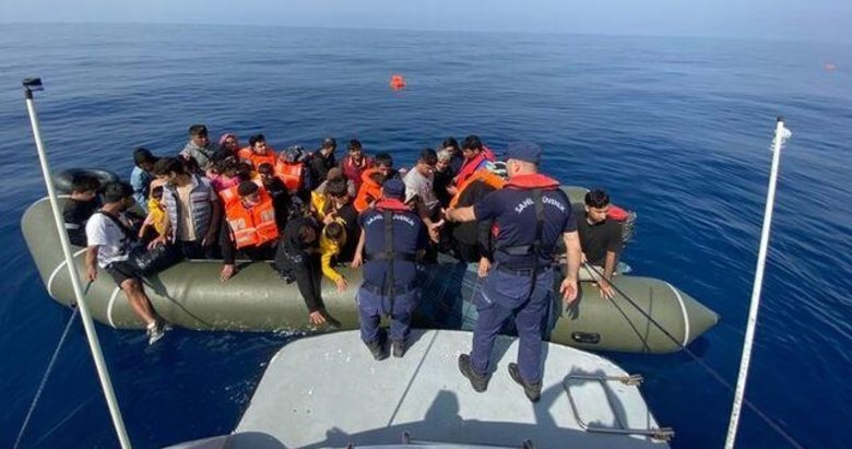 İzmir açıklarında 187 düzensiz göçmen yakalandı, 197 düzensiz göçmen kurtarıldı