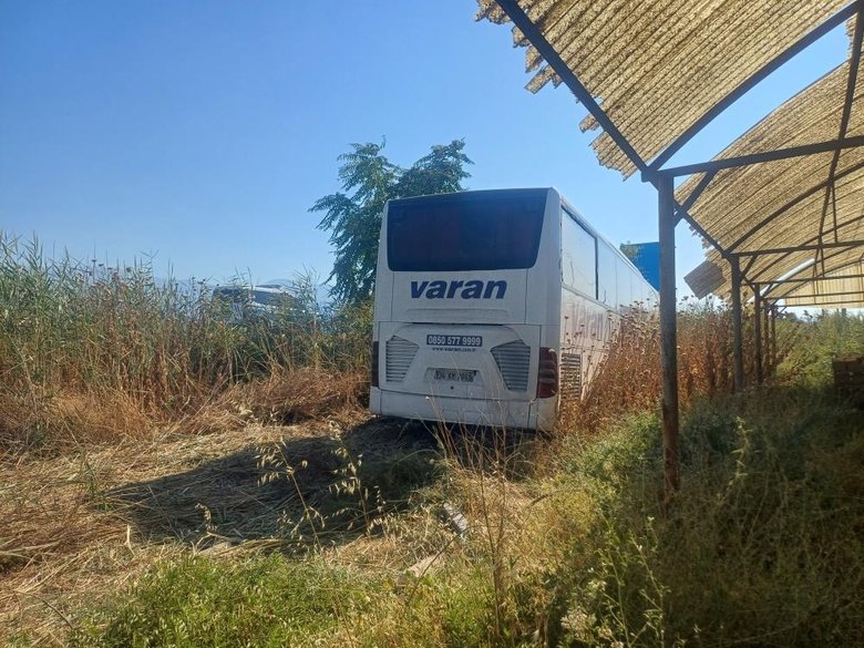 Manisa’da otobüs yoldan çıktı, 35 yolcu ölümden döndü
