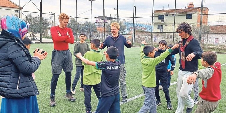 Kocagürlü çocuklar Fransız seyyahlara Fransız kalmadılar