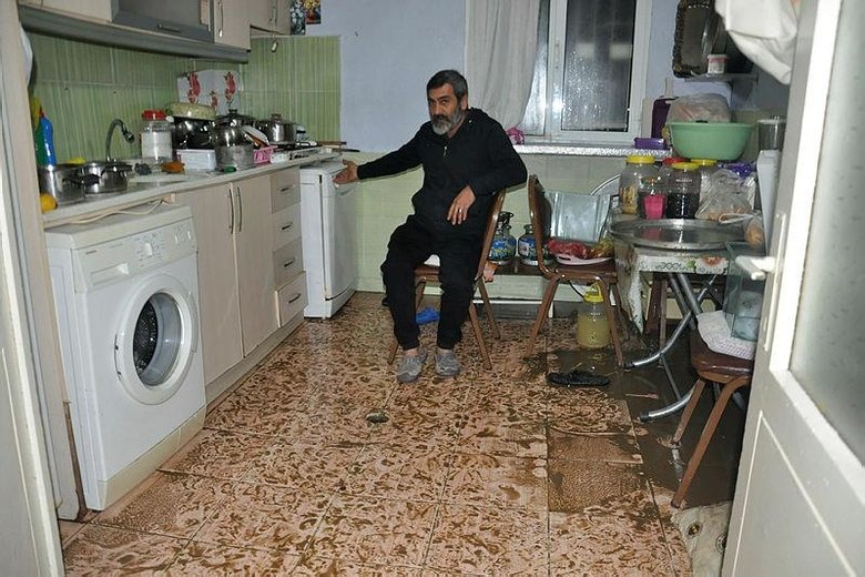 Taşan dere suları, evi savaş alanına çevirdi