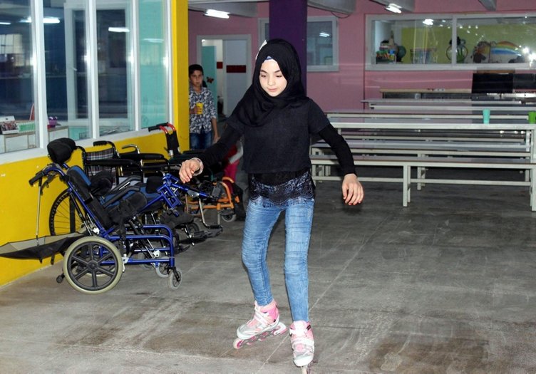 Suriye’deki savaşta bacağını kaybeden Nur, İzmir’de hayata tutundu! Şimdi patenle kayıyor