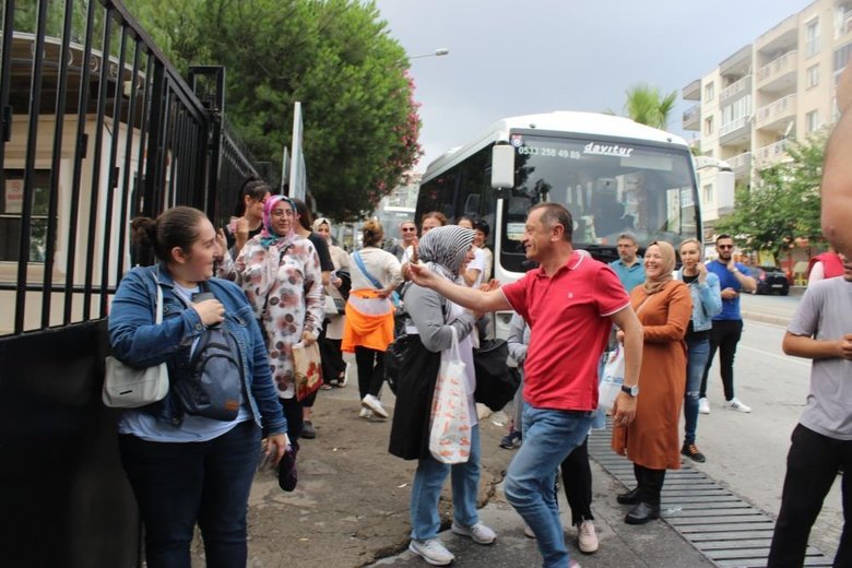 İzmir’de ilginç anlar! Unutkan adayın yardımına başka bir adayın velisi koştu