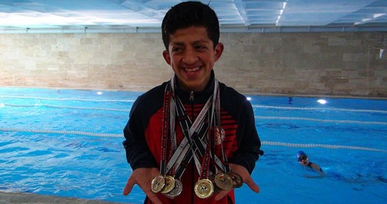 Erdem Günay Atacan engelleri yüzerek aştı