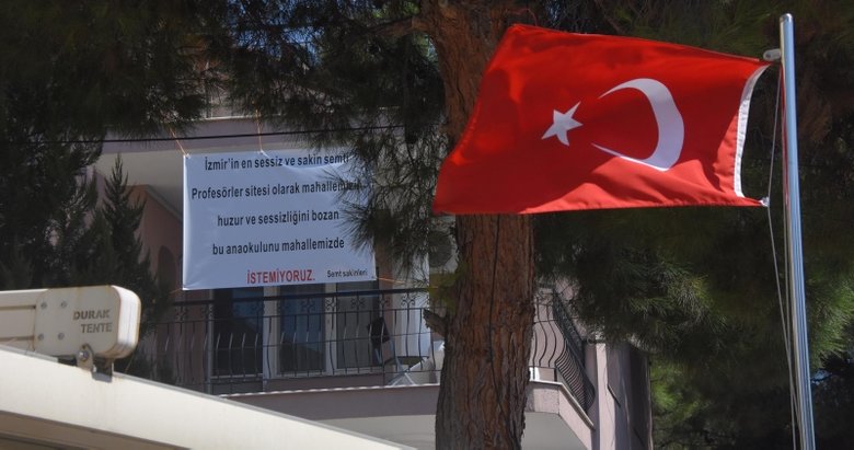 İzmir’de akılalmaz olay! Çocuk sesine sinirlenip bu pankartı astı