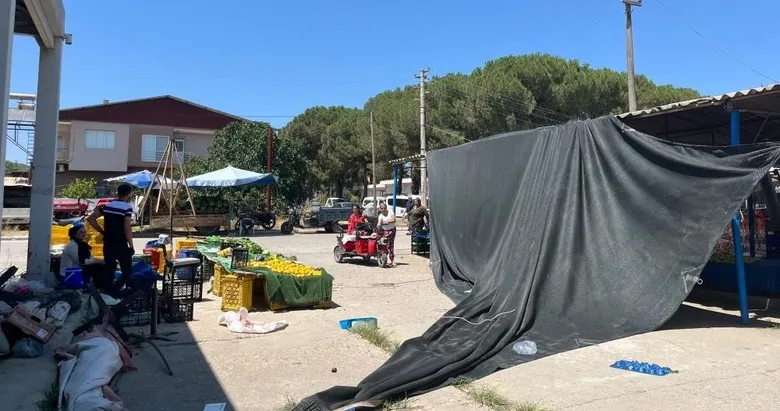 İzmir’de panik anlar! Pazar yeri savaş alanına döndü: Fırtına önüne aldığını fırlattı
