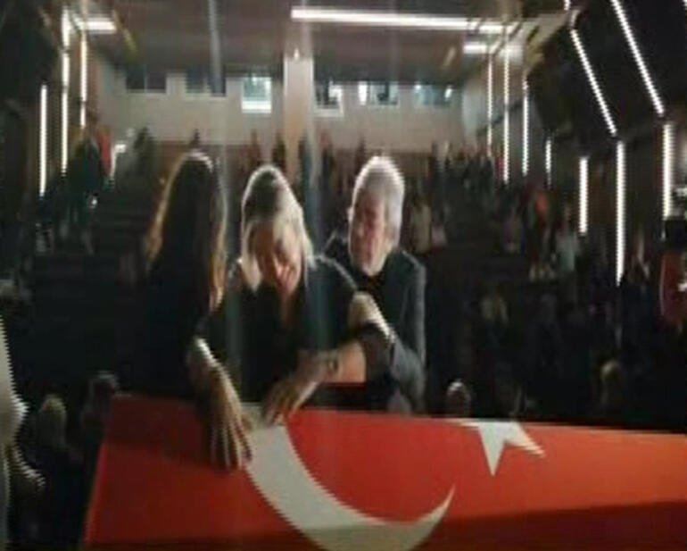 Usta oyuncu Tarık Ünlüoğlu son yolculuğuna uğurlanıyor! Gözyaşları sel oldu