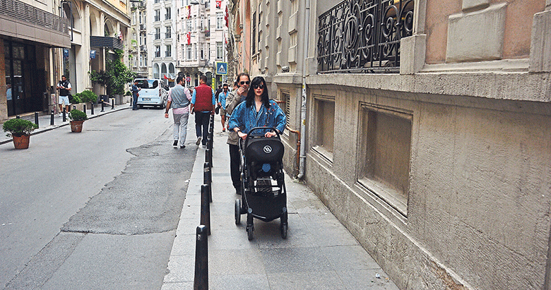 Eşinin arkasına saklandı