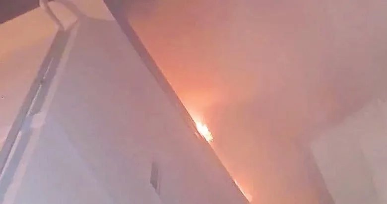 Uzatma kablosundan çıkan yangın villanın çatısını sardı