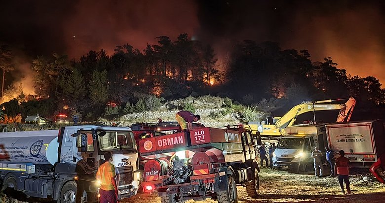 Muğla’daki yangın yolu kapattı