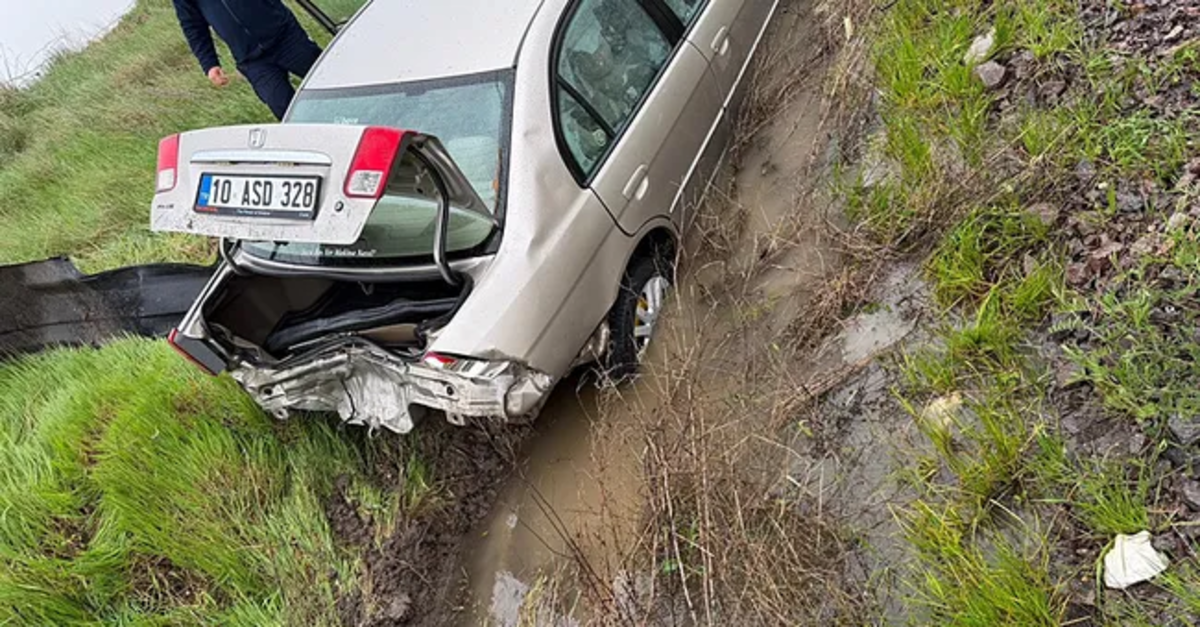 Balıkesir'de otomobil araziye yuvarlandı! Yaralılar var