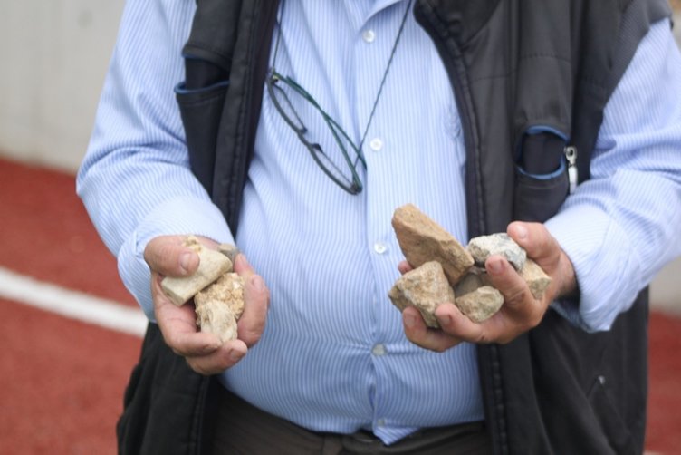 Böyle taraftar olmaz olsun! Taşlı saldırılarla sahada terör estirdiler!