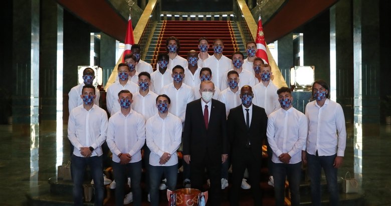 Başkan Erdoğan, Trabzonspor Futbol Kulübü heyetini kabul etti