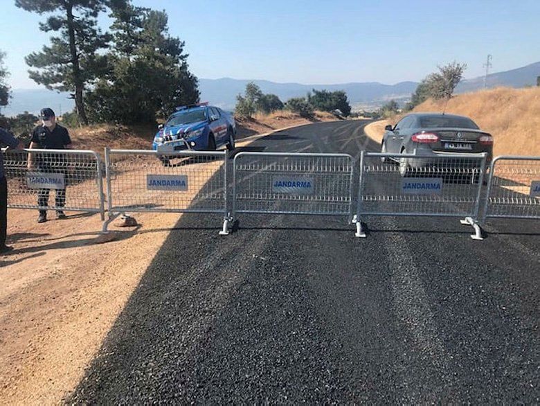 Demir bariyerlerle kapatıldı! O ildeki 2 mahalleye karantina