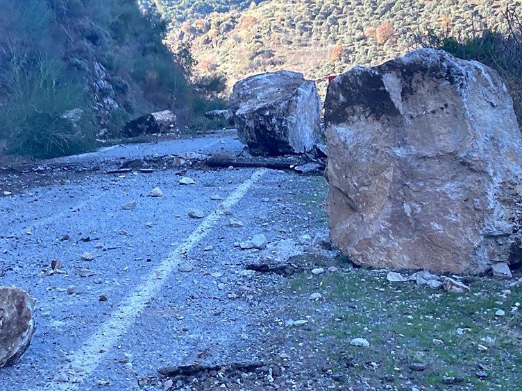 Yağışların ardından dev kayalar yola yuvarlandı: Yol kapandı